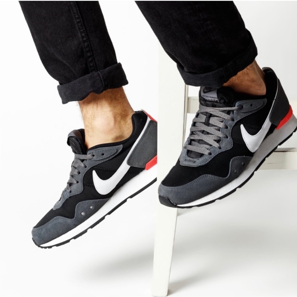 NIKE || Venture Runner - Iron Gray Crimson. Sz. 10 New in Box